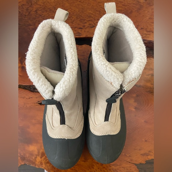 Fuzzy waterproof Columbia Boots - Picture 4 of 4